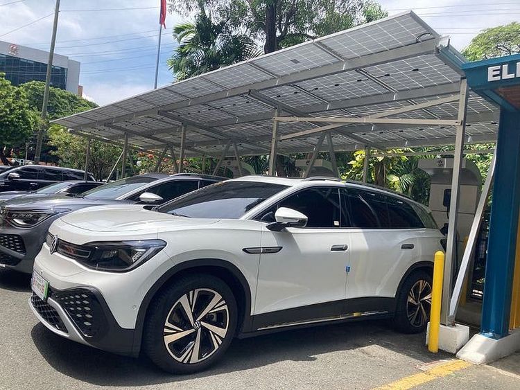 EVs_at_a_charging_station_inside_in_the_Department_of_Energy_1902a2bf436_original_ratio.jpg