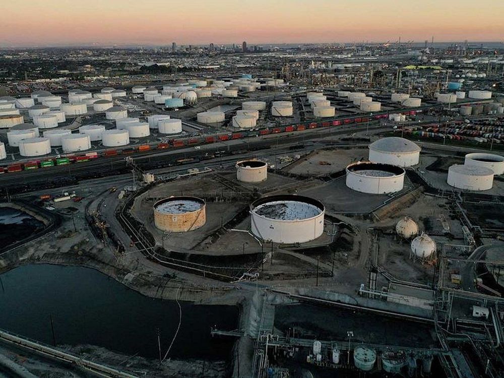 Storage-tanks-for-crude-oil--gasoline--diesel--and-other-refined-petroleum-products_183d434aa39_large.jpg